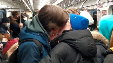 Photo of คู่รักรัสเซียจูบกันประท้วงการ จำกัด โคโรนาไวรัสในรถไฟ |  คู่รักรัสเซียจูบกันในรถไฟ: ผู้คนในรัสเซียต่อต้านการห้ามโควิด -19 อย่างไร