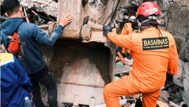 Photo of แผ่นดินไหวขนาดใหญ่ 6.2 ถล่มอินโดนีเซียจนเหลือผู้เสียชีวิต 42 คนบาดเจ็บอีกกว่า 800 คน |  อินโดนีเซีย: แผ่นดินไหวขนาดใหญ่ 6.2 ริกเตอร์เสียชีวิต 42 รายในสุลาเวสี  งานกู้ภัยอยู่ระหว่างดำเนินการ