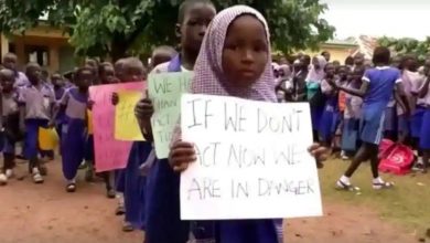 Photo of เด็กผู้หญิงกว่า 300 คนถูกลักพาตัวจากโรงเรียนไนจีเรีย |  เด็กผู้หญิงกว่า 300 คนถูกกลุ่มติดอาวุธลักพาตัวในไนจีเรีย