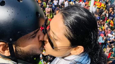 Photo of คู่รักประท้วงศรีลังกาจูบคู่โคลอมโบในที่สาธารณะ จูบภาพไวรัส |  การประท้วงในศรีลังกา: ท่ามกลางความโกลาหลในศรีลังกา ทั้งคู่จูบกันต่อหน้าสาธารณชน  ภาพไวรัล