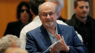 Photo of ใครคือ Salman Rushdie ทำไมหนังสือของเขาข้อพระคัมภีร์ถึงมีการโต้เถียง |  การโต้เถียงของ Salman Rushdie: Salman Rushdie คือใคร?  หนังสือของใครที่สร้างความโกลาหลไปทั่วโลก  แต่งงานมาแล้ว 4 ครั้ง
