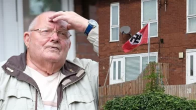 Photo of อดีตทหารอังกฤษบินธงนาซีฮิตเลอร์ที่บ้าน รู้สาเหตุ |  ธงนาซี: อดีตทหารอังกฤษชักธงฮิตเลอร์ที่บ้าน สร้างความปั่นป่วน  จะทำให้คุณประหลาดใจ